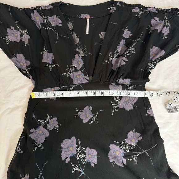 Free People Black Purple Floral Mini Dress Size 4 Deep VNeck Flutter Sleeve Boho - Picture 9 of 11